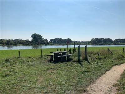 Rustbankje met uitzicht op de IJssel